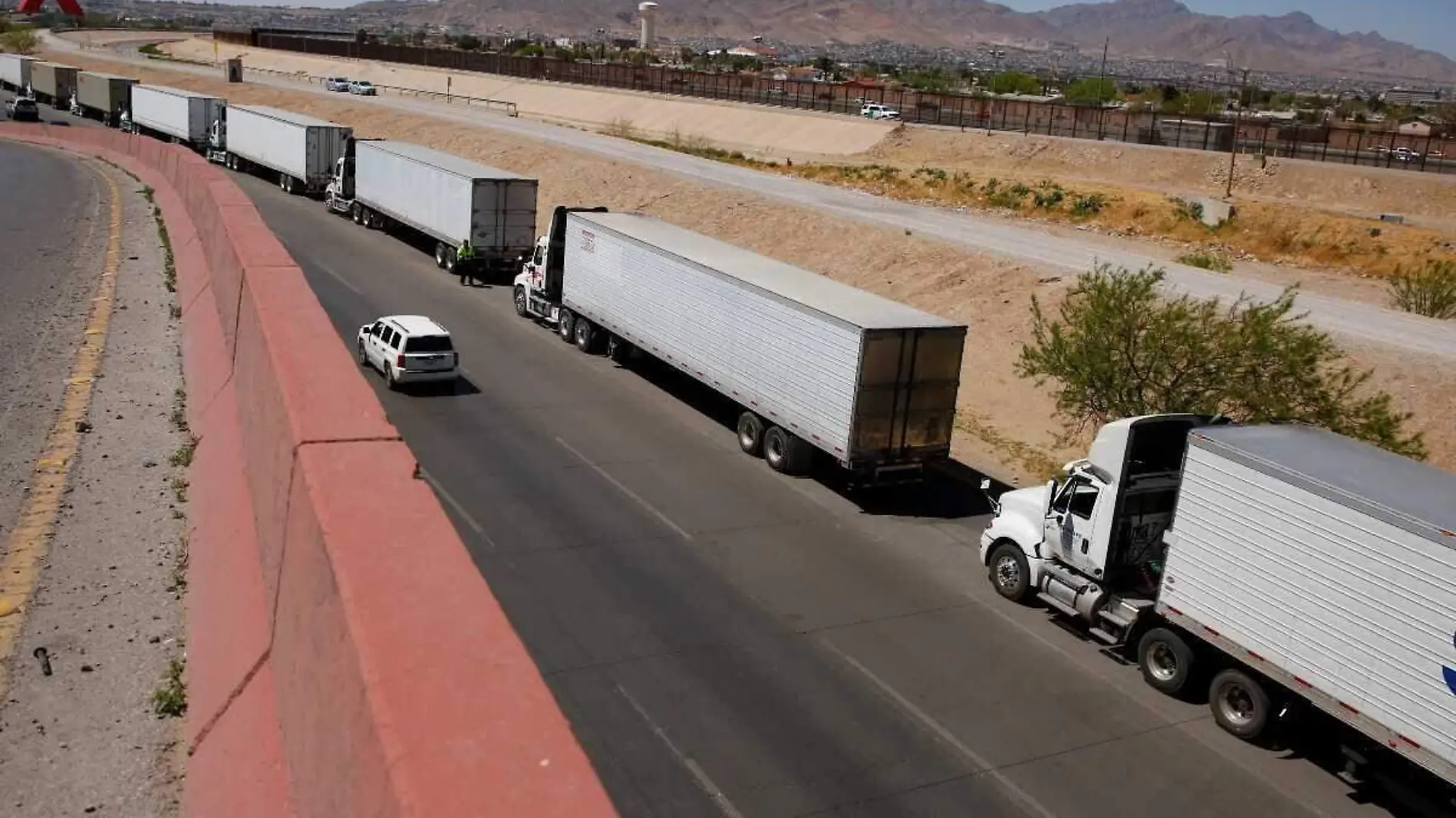 Transporte detenido en frontera Mexico-Texas